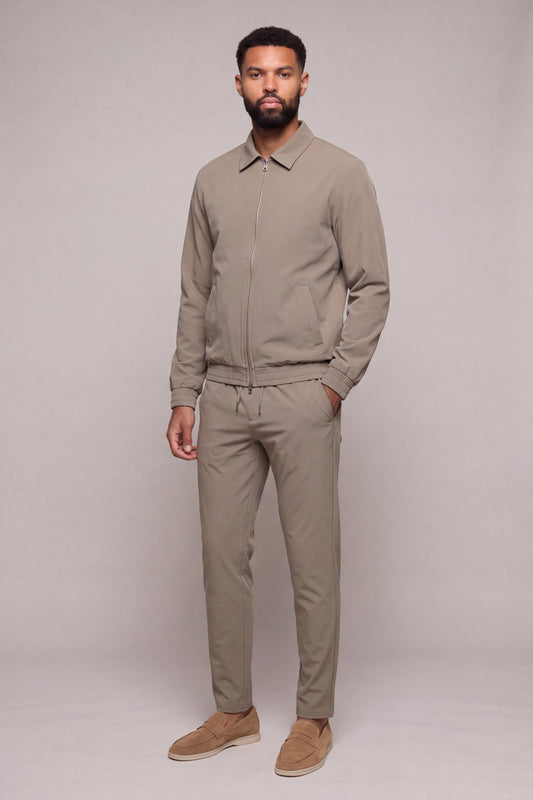 MAESON Tech Stretch Vest Soft Taupe — model, vooraanzicht