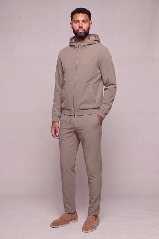 MAESON Hooded Tech Stretch Vest Soft Taupe — model, vooraanzicht
