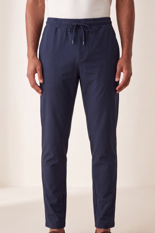 MAESON Tech Stretch Pants Royal Navy — model, achteraanzicht