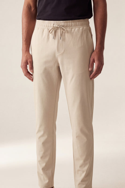 MAESON Tech Stretch Pants Silk Beige — model, vooraanzicht