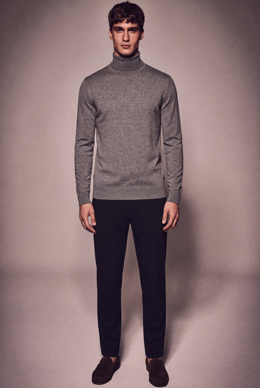 MAESON The Belfort Turtleneck Dove Grey — model, foto 2