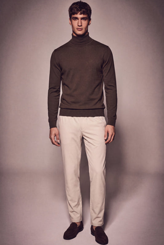 MAESON The Belfort Turtleneck Oak Brown — model, foto 2