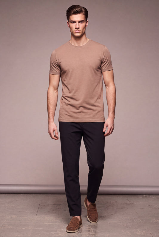 MAESON T-Shirt Modal Essence Mocha — model, foto 1