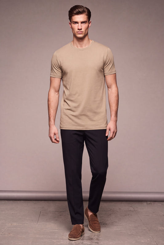 MAESON T-Shirt Modal Essence Soft Mocha — model, foto 1