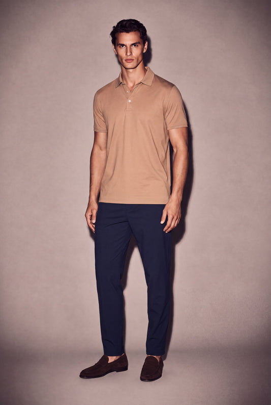 MAESON Polo Silktouch Pique Mocha Sand — model, foto 1
