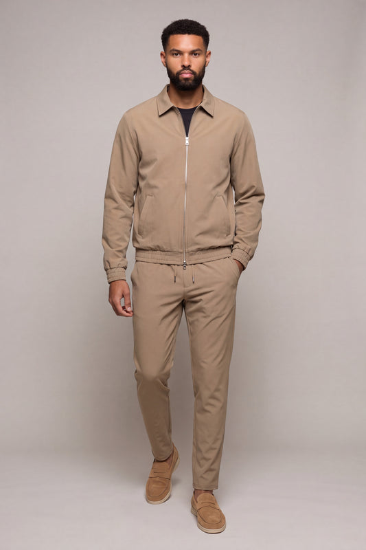 MAESON Tech Stretch Vest Bronzed Camel — model, vooraanzicht