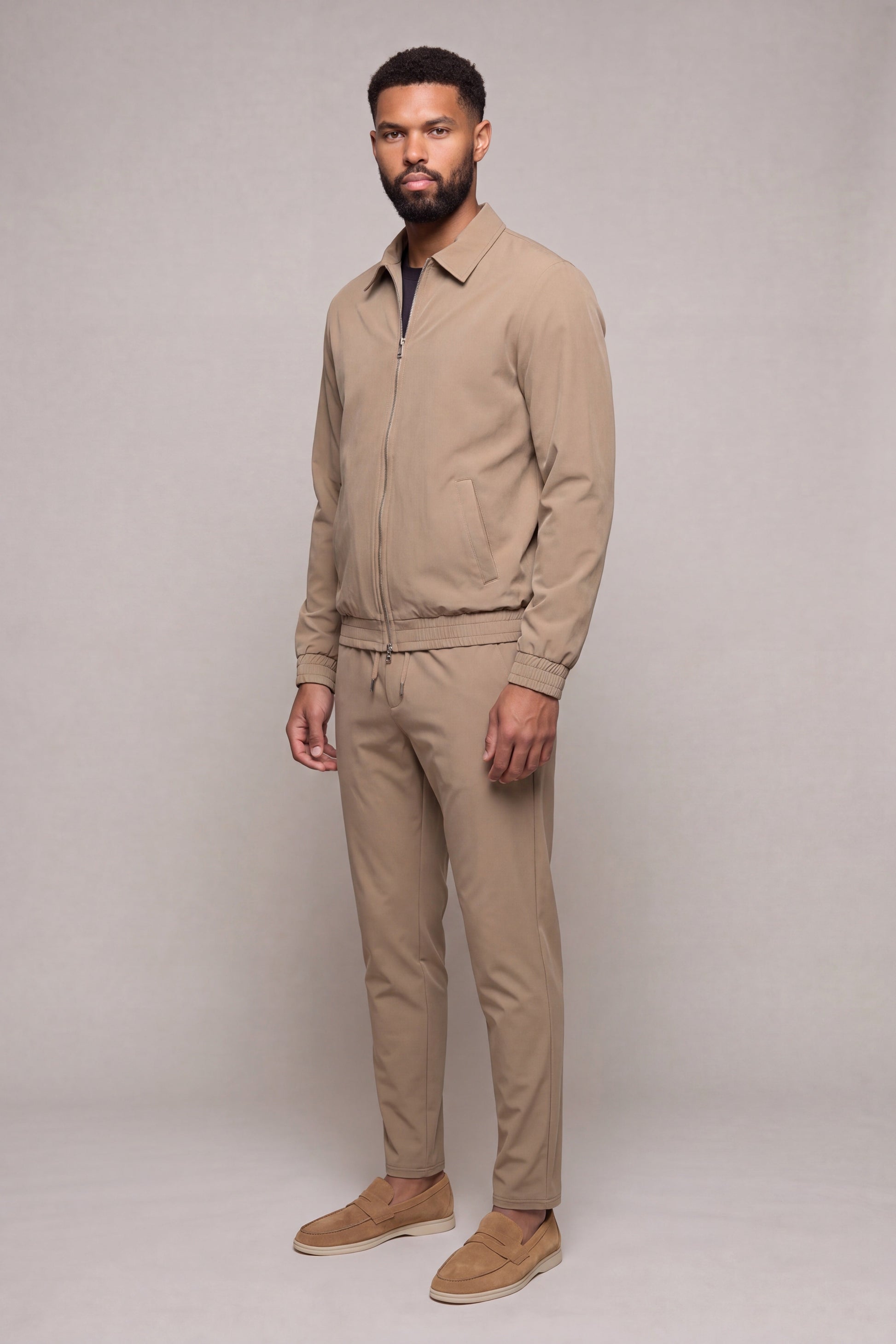 MAESON Tech Stretch Vest Bronzed Camel — model, zijaanzicht