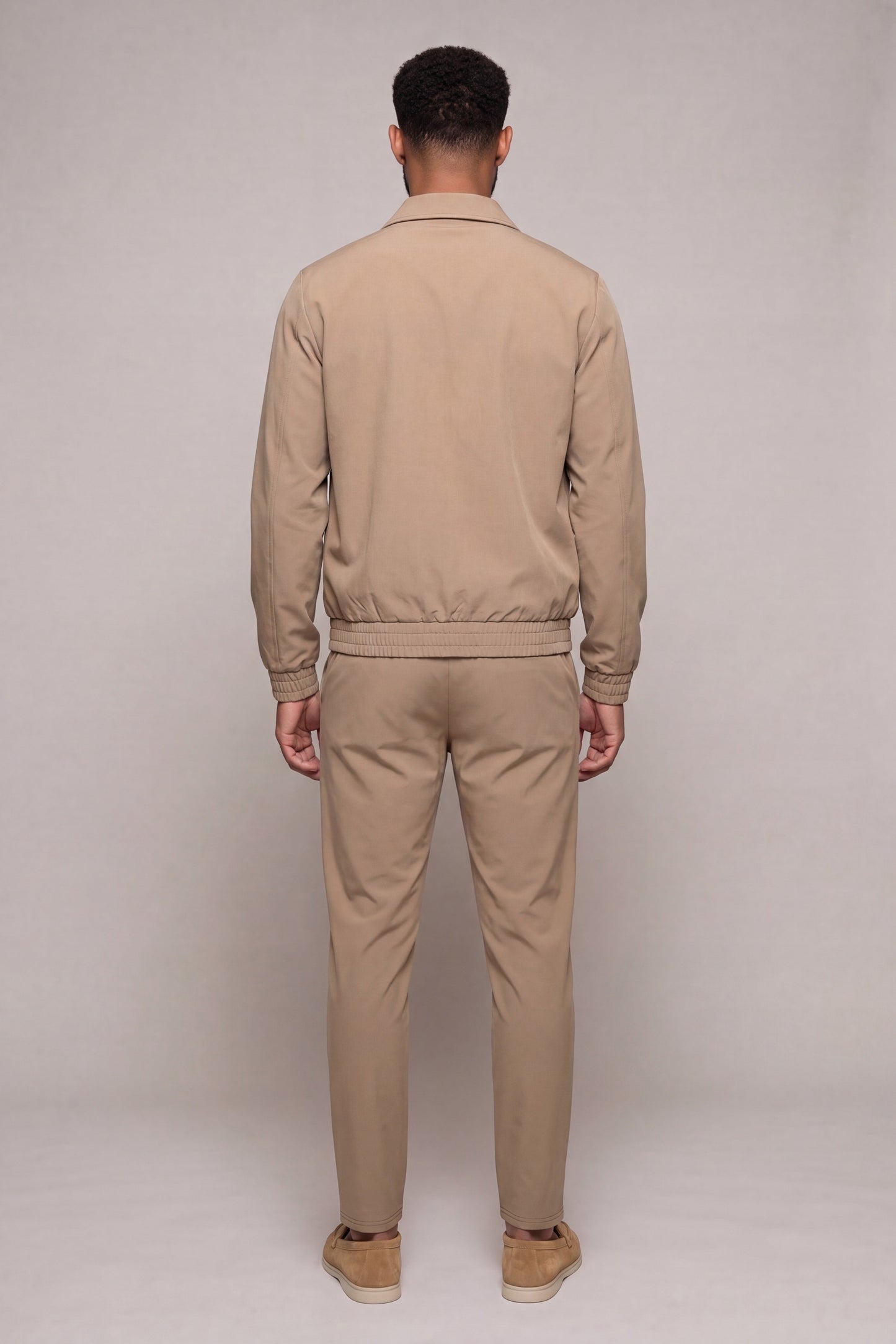 MAESON Tech Stretch Vest Bronzed Camel — model, achteraanzicht