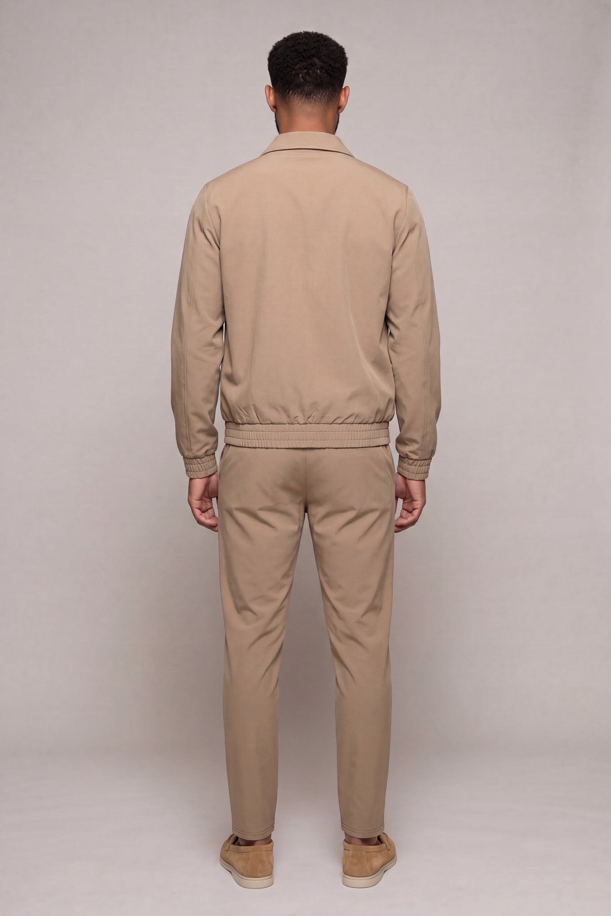 MAESON Tech Stretch Vest Bronzed Camel — model, achteraanzicht