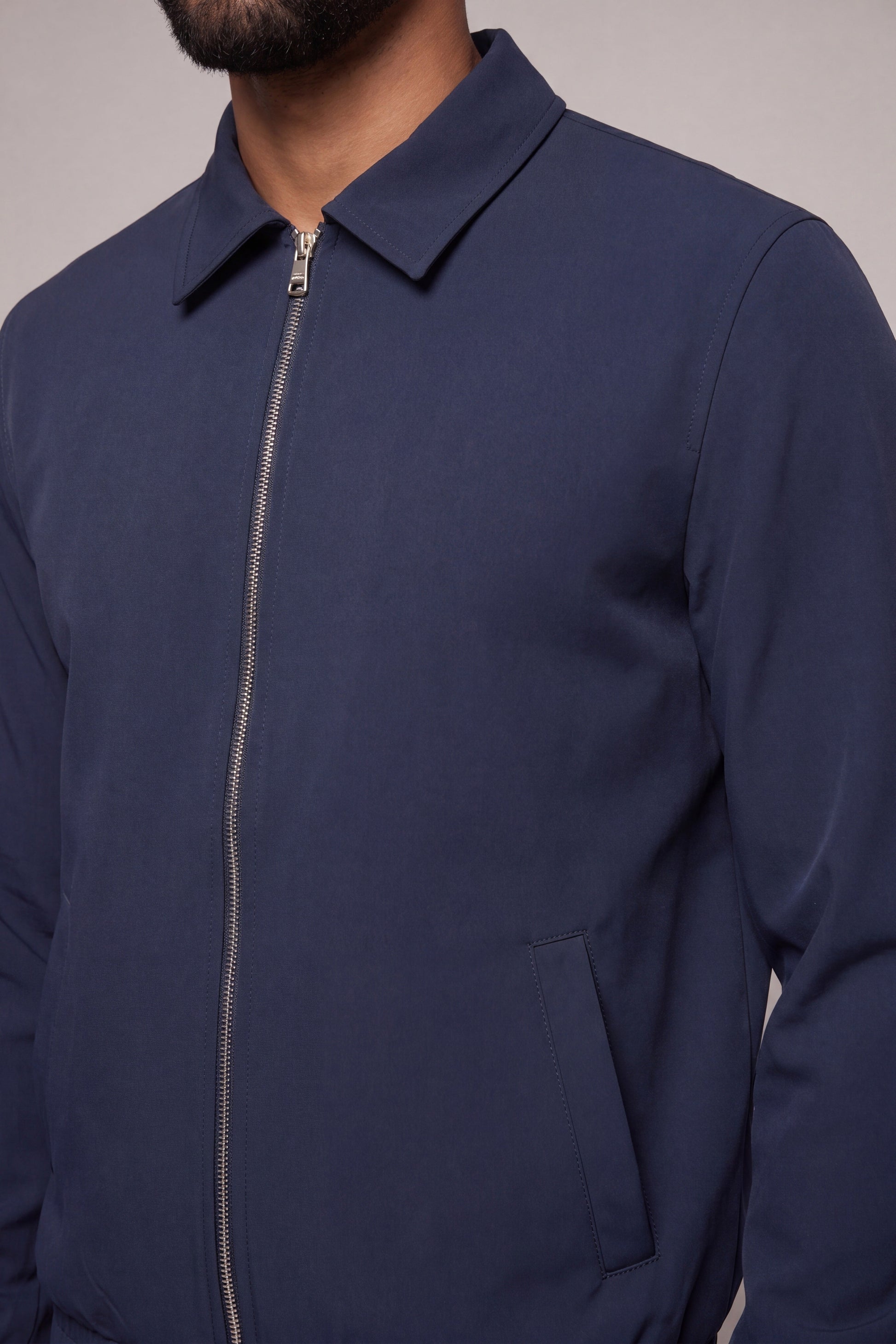MAESON Tech Stretch Vest Royal Navy — model, achteraanzicht