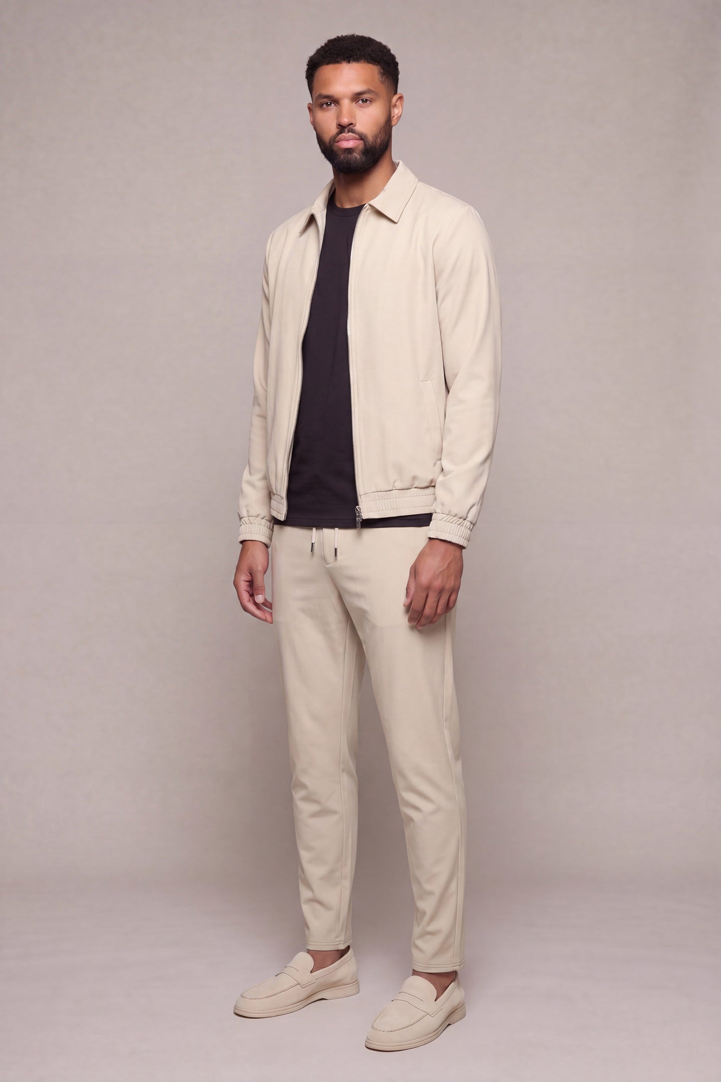 MAESON Tech Stretch Vest Silk Beige — model, zijaanzicht