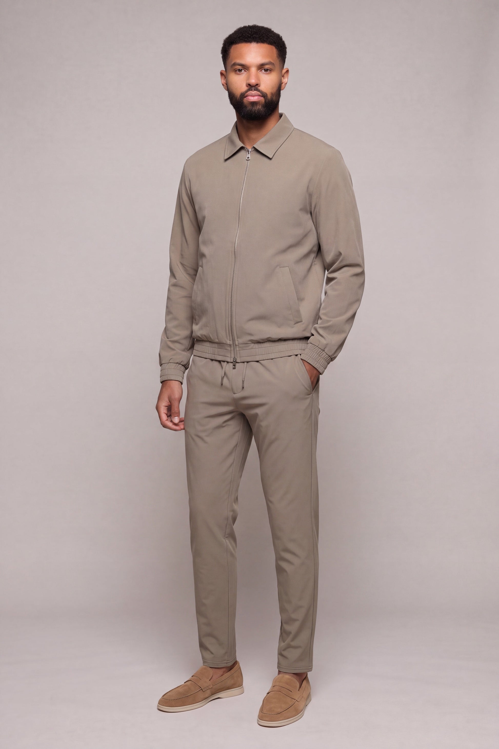 MAESON Tech Stretch Vest Soft Taupe — model, vooraanzicht