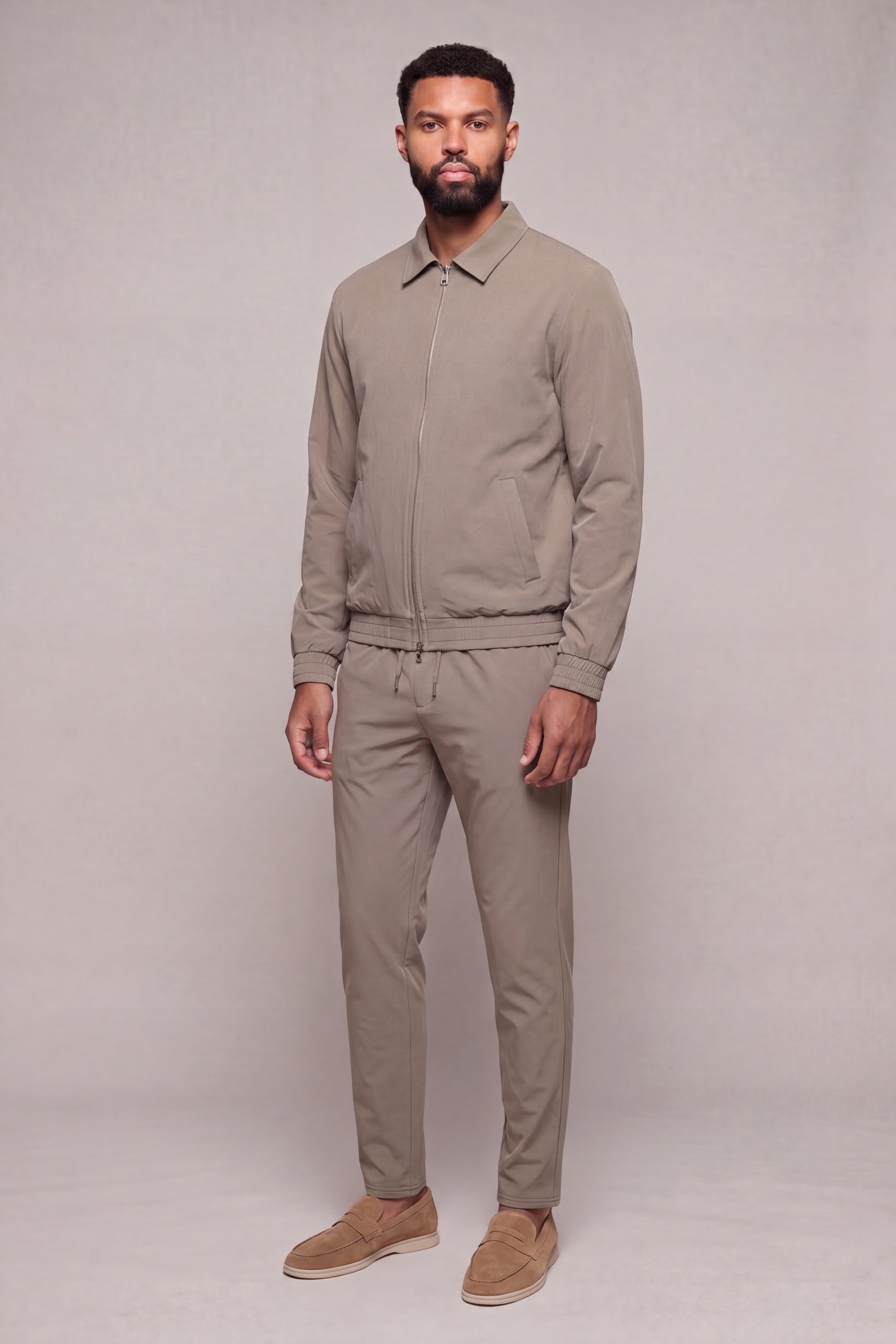 MAESON Tech Stretch Vest Soft Taupe — model, zijaanzicht