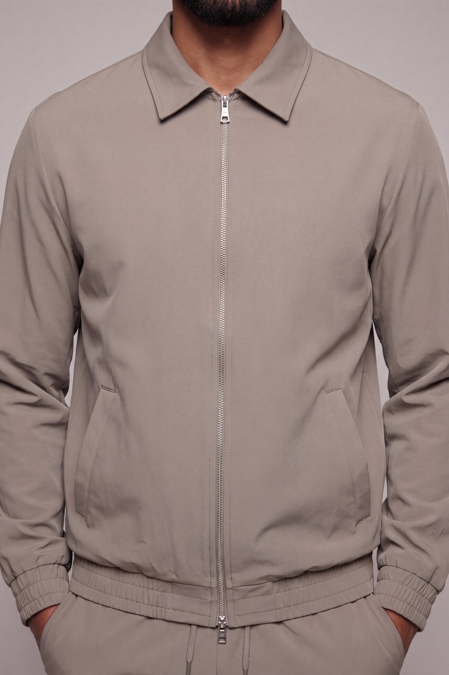 MAESON Tech Stretch Vest Soft Taupe — model, achteraanzicht