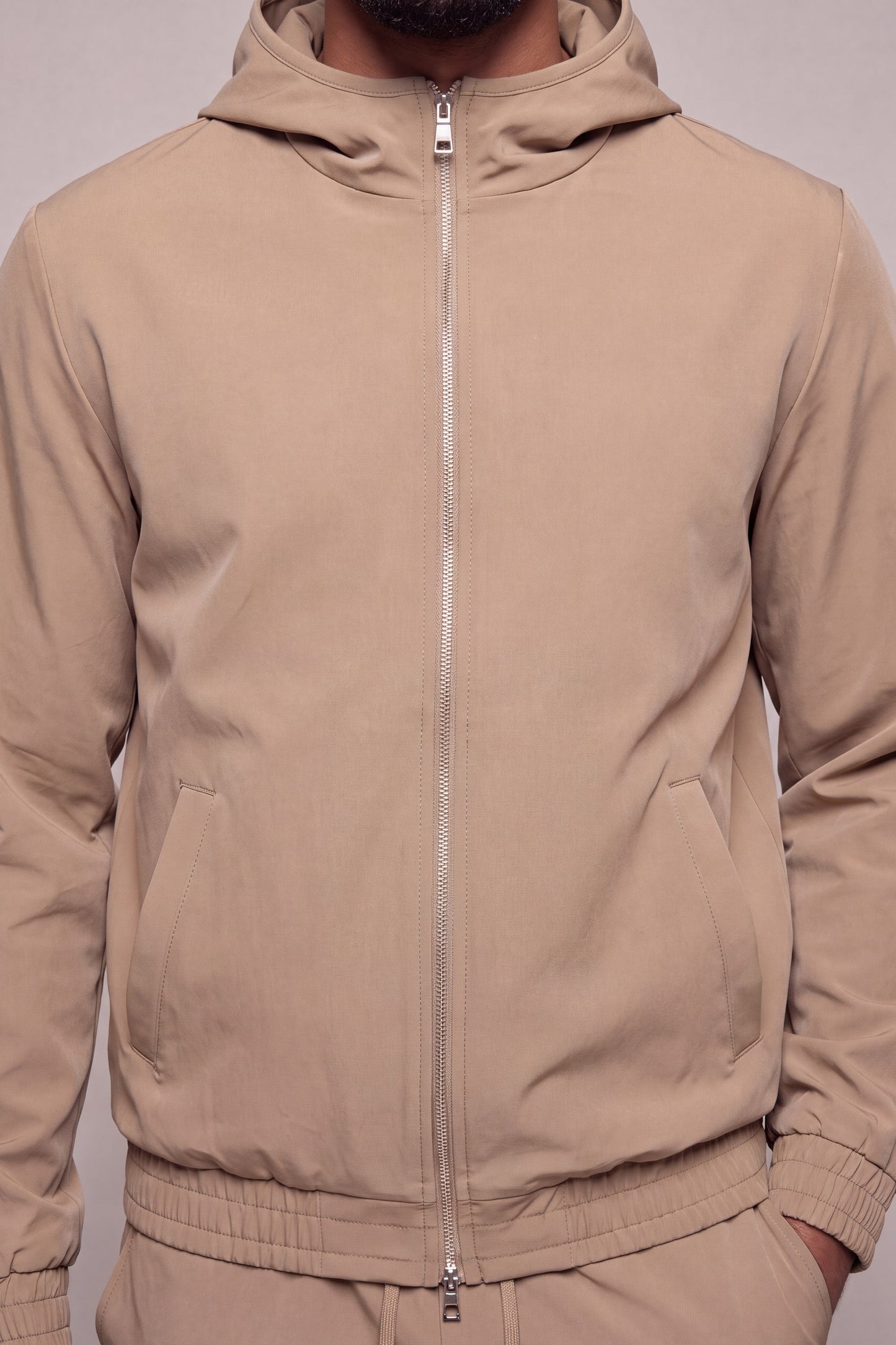 MAESON Hooded Tech Stretch Vest Bronzed Camel — model, vooraanzicht