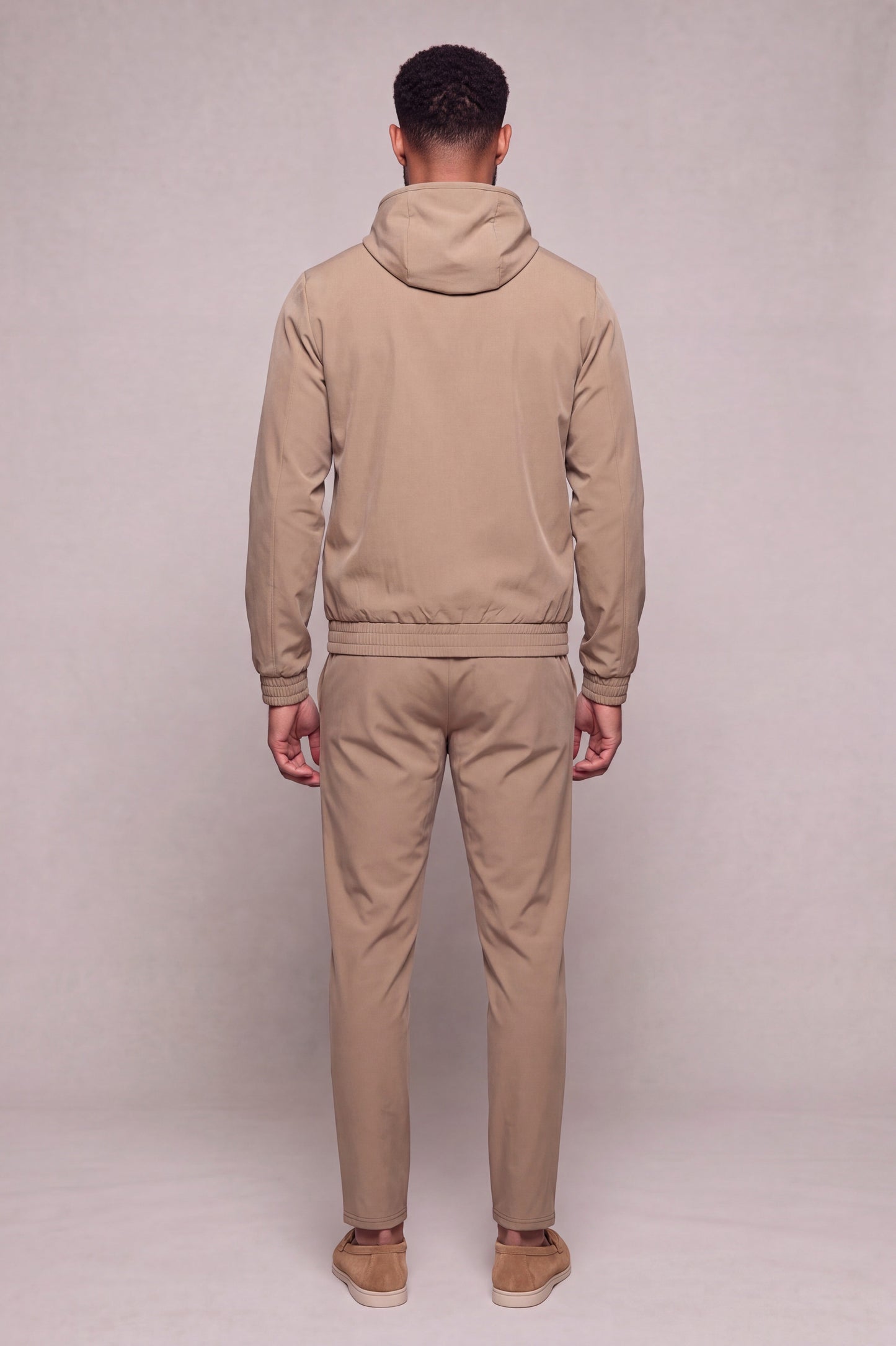 MAESON Hooded Tech Stretch Vest Bronzed Camel — model, achteraanzicht
