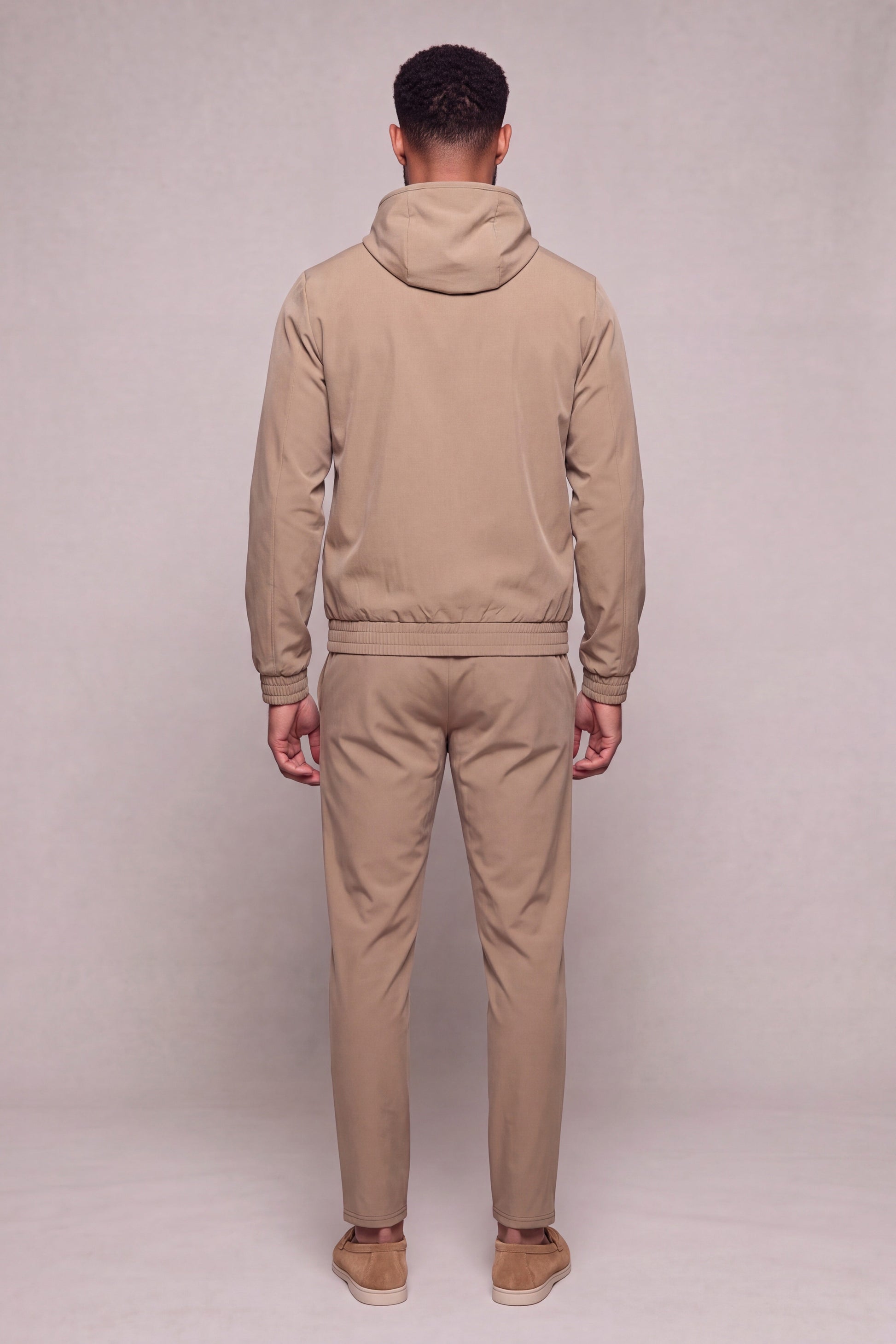 MAESON Hooded Tech Stretch Vest Bronzed Camel — model, achteraanzicht