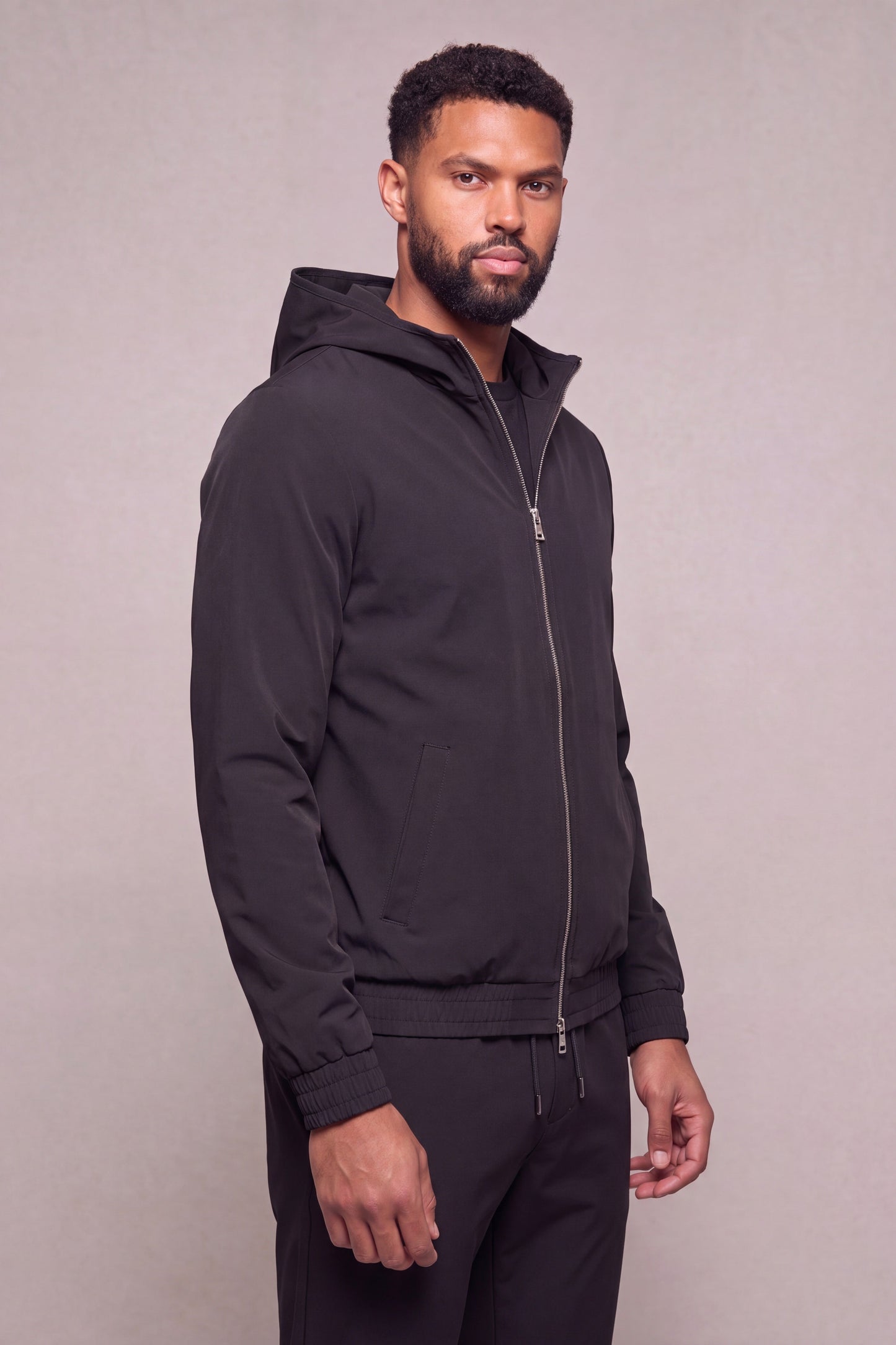 MAESON Hooded Tech Stretch Vest Midnight Black — model, zijaanzicht