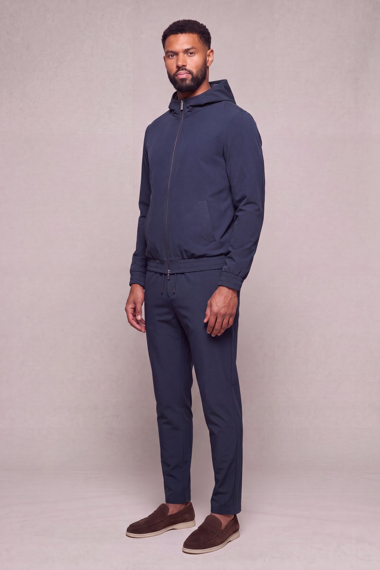MAESON Hooded Tech Stretch Vest Royal Navy — model, zijaanzicht