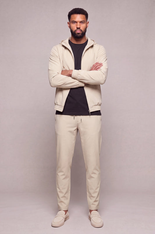 MAESON Hooded Tech Stretch Vest Silk Beige — model, vooraanzicht