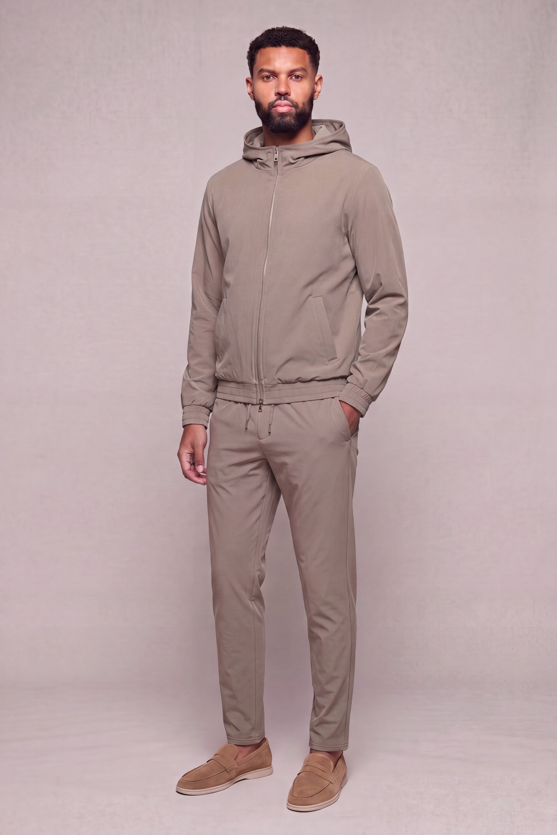 MAESON Hooded Tech Stretch Vest Soft Taupe — model, vooraanzicht