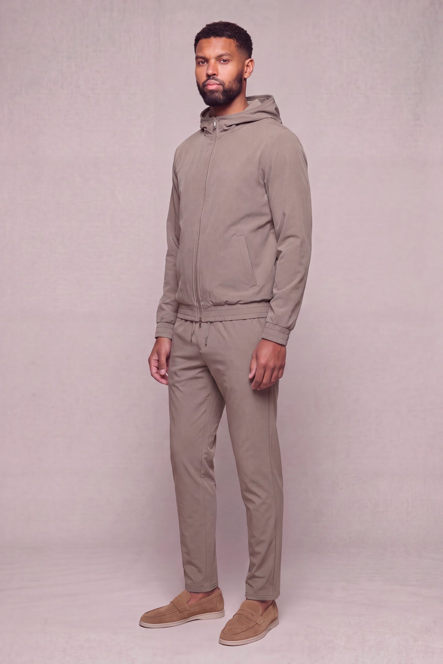 MAESON Hooded Tech Stretch Vest Soft Taupe — model, zijaanzicht