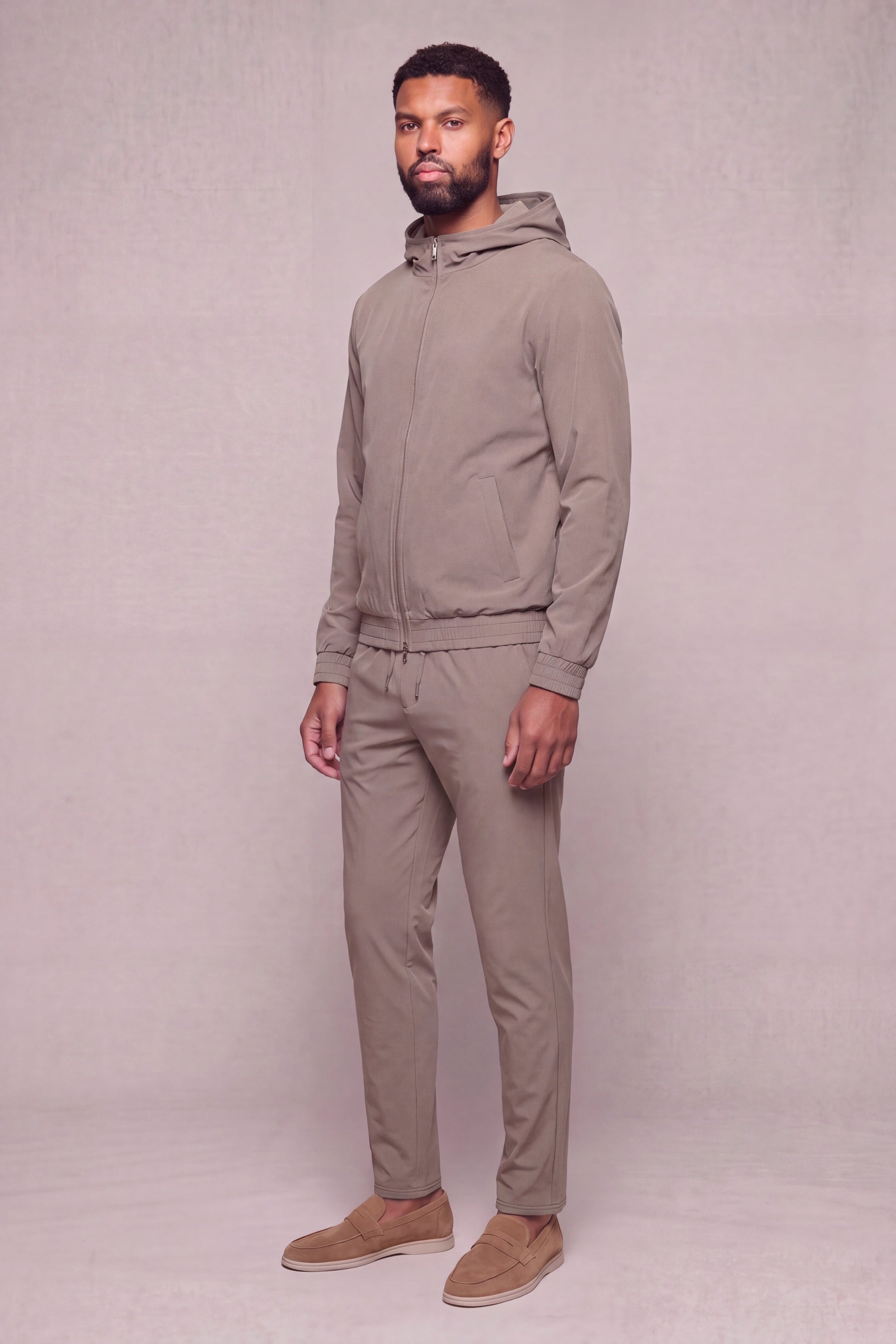 MAESON Hooded Tech Stretch Vest Soft Taupe — model, zijaanzicht