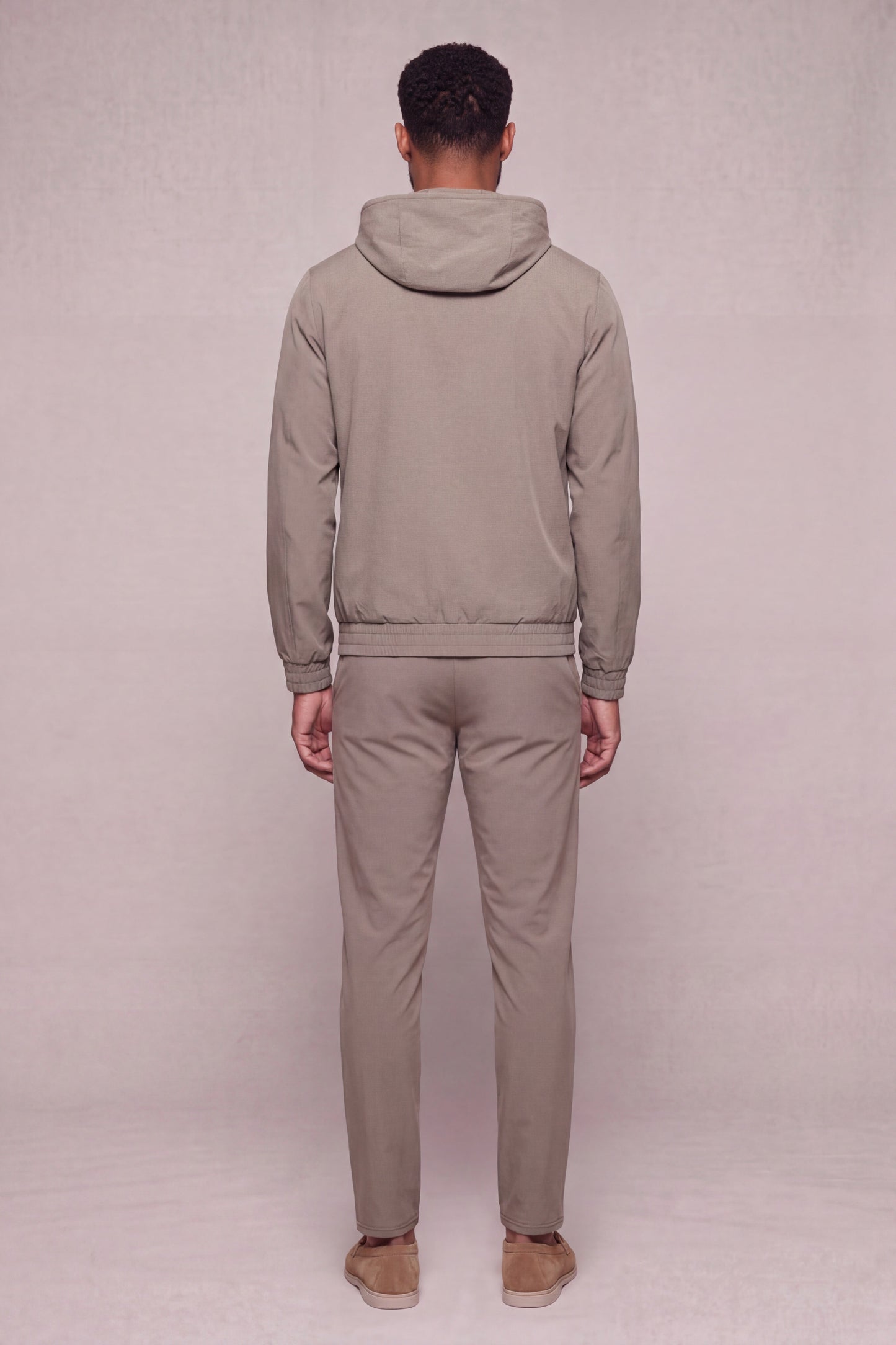 MAESON Hooded Tech Stretch Vest Soft Taupe — model, achteraanzicht