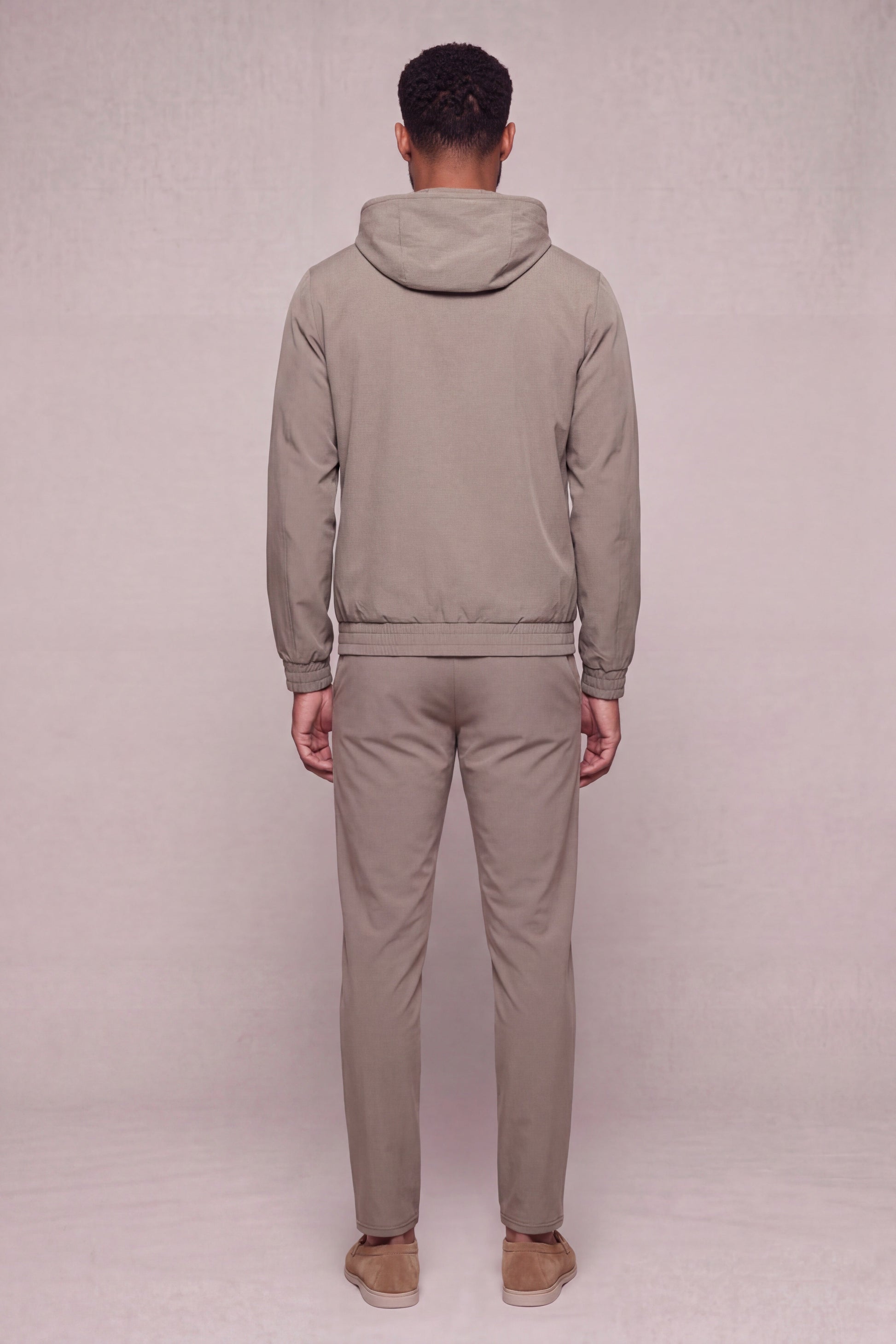 MAESON Hooded Tech Stretch Vest Soft Taupe — model, achteraanzicht