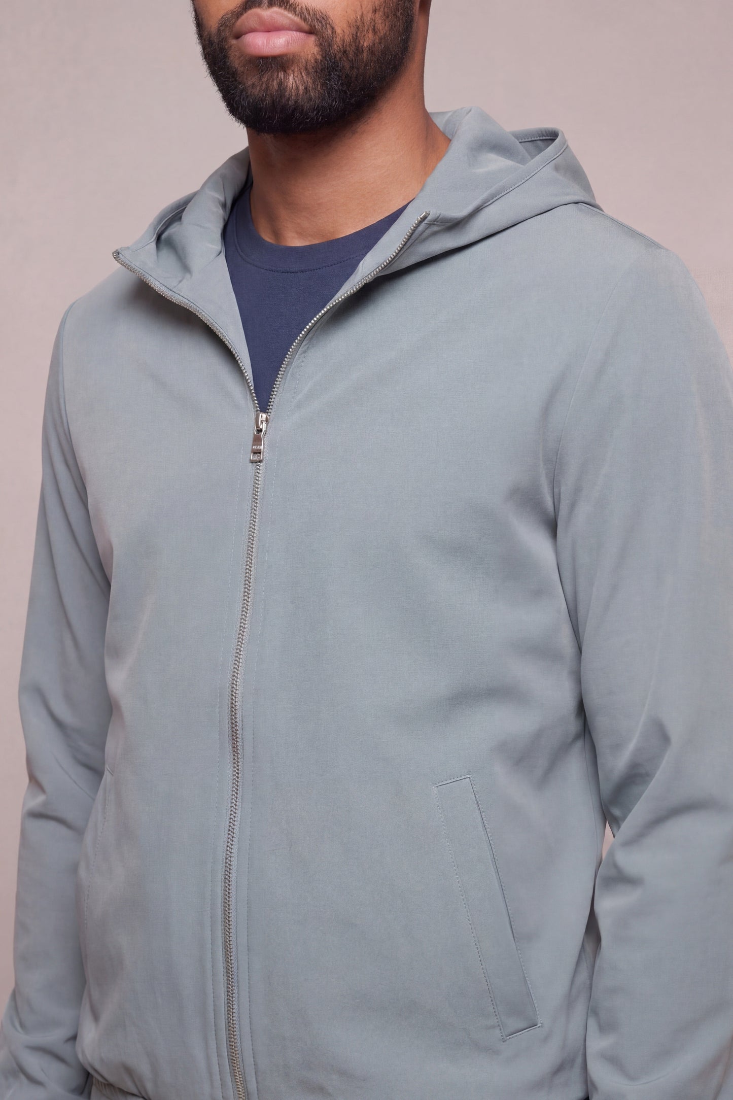 MAESON Hooded Tech Stretch Vest Storm Grey — model, zijaanzicht