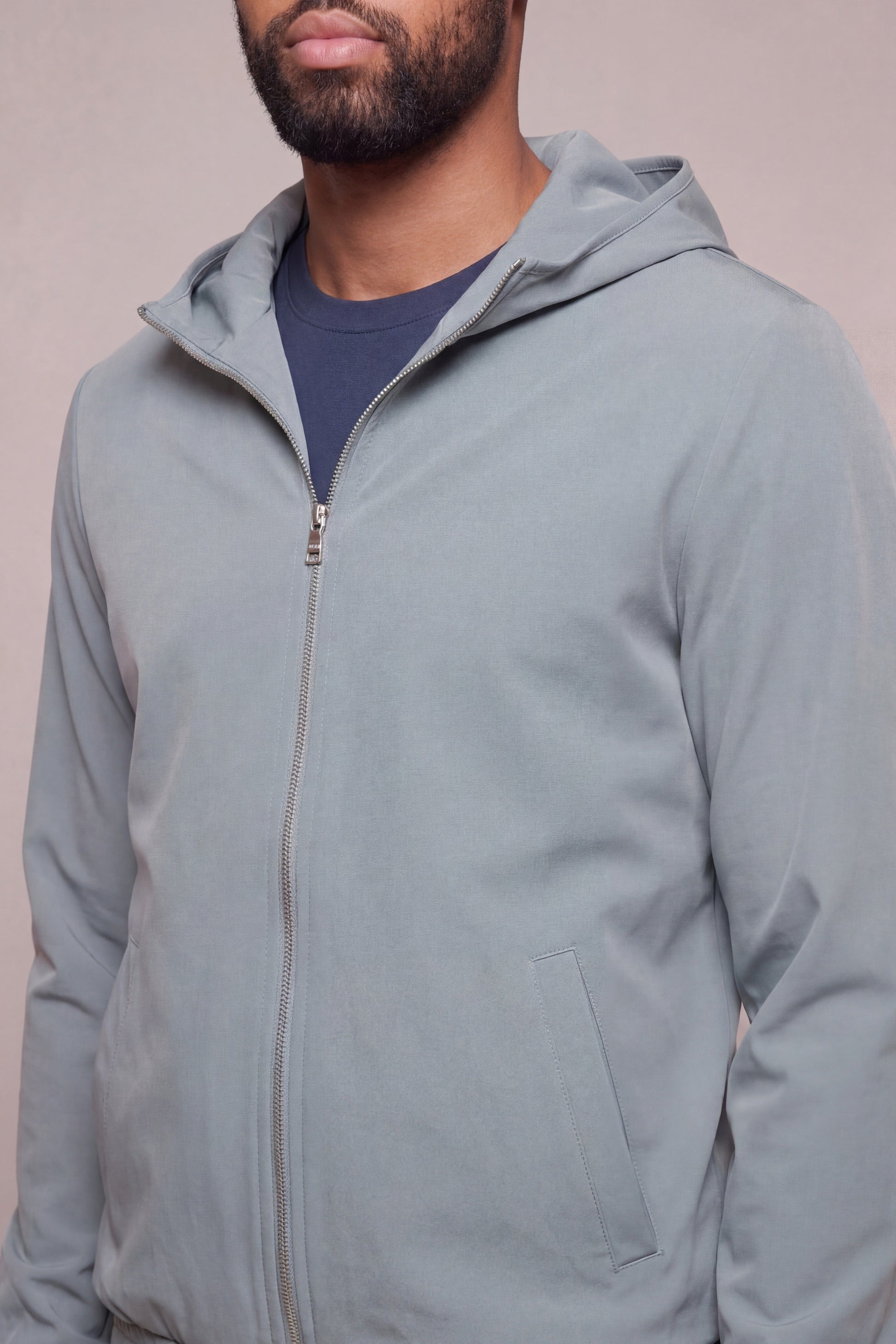 MAESON Hooded Tech Stretch Vest Storm Grey — model, zijaanzicht