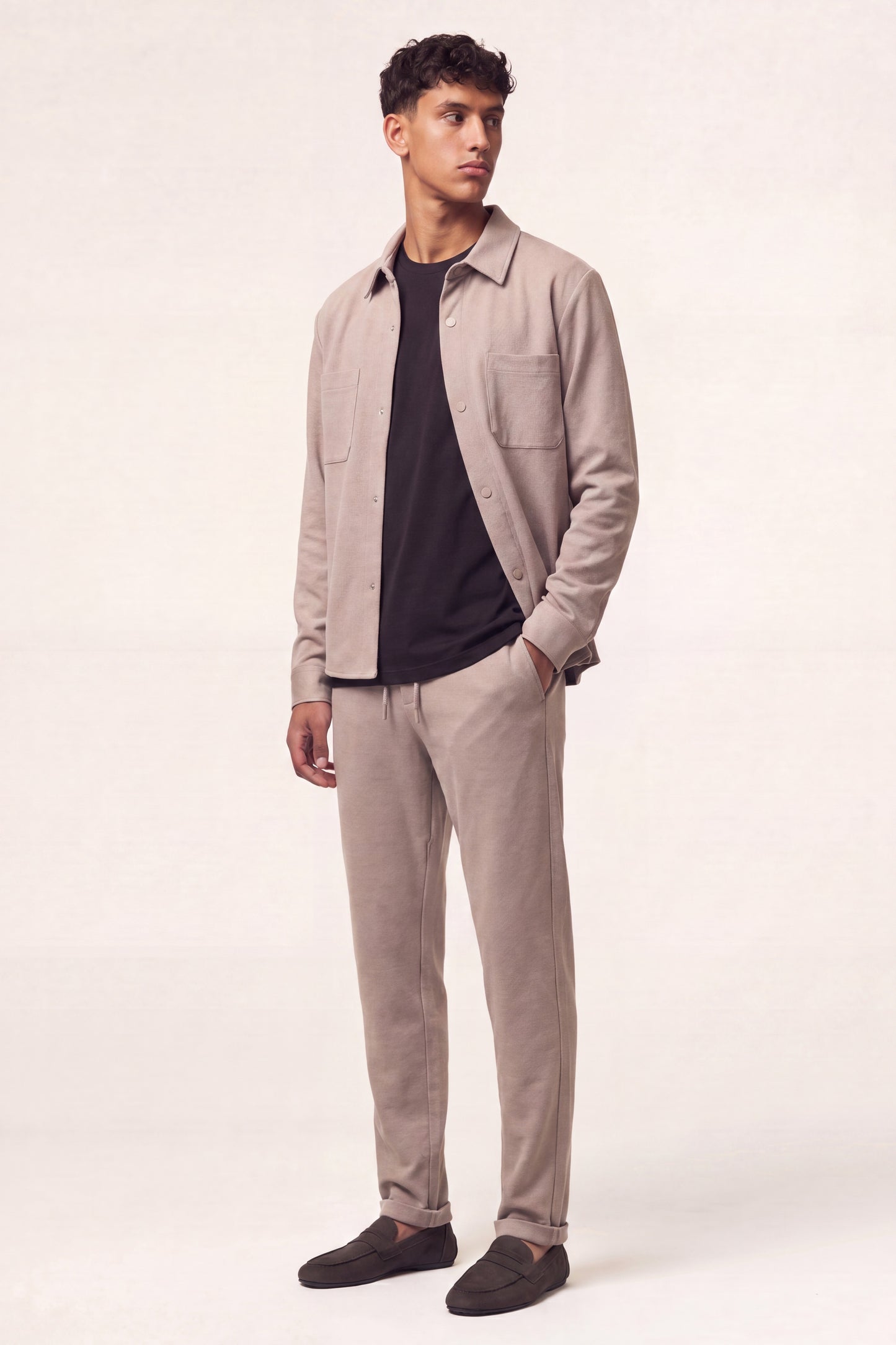 MAESON Knitted Overshirt Desert Beige — model, zijaanzicht