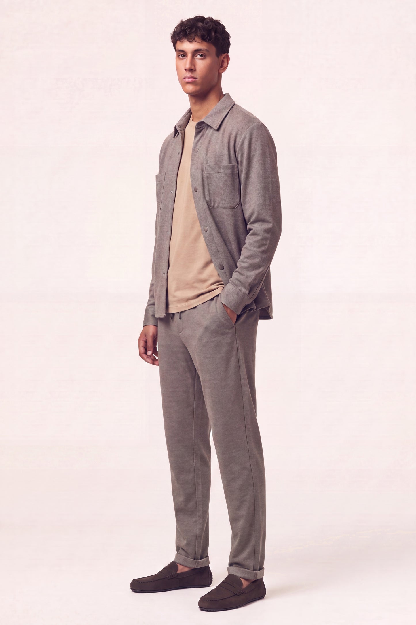 MAESON Knitted Overshirt Mocha Brown — model, zijaanzicht