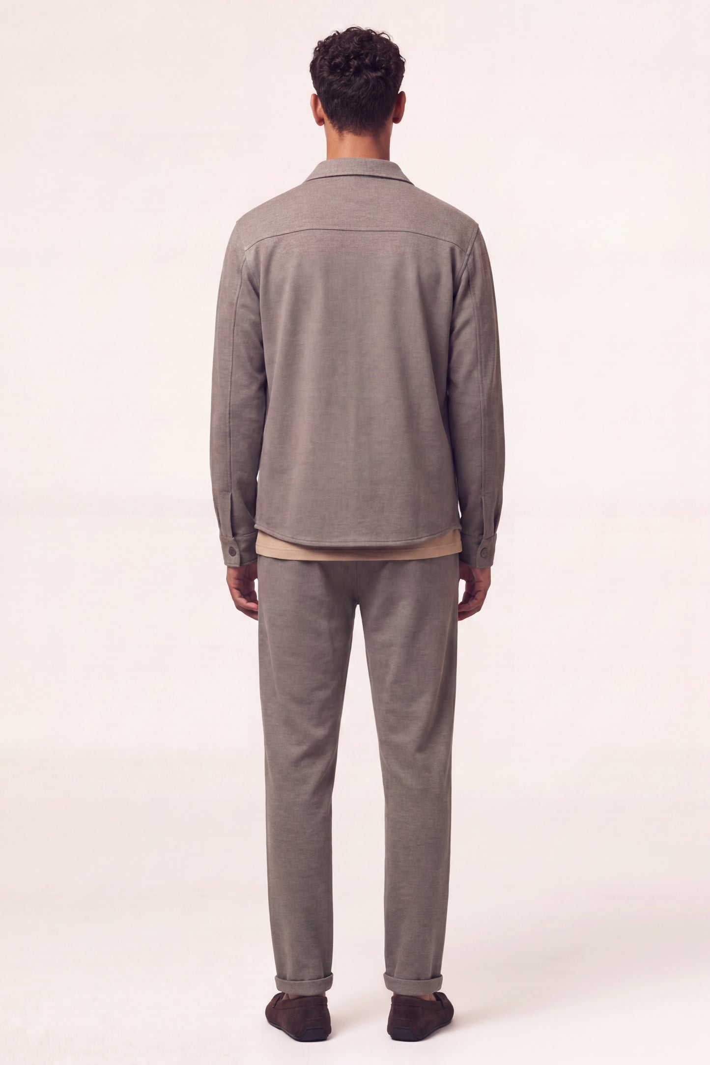 MAESON Knitted Overshirt Mocha Brown — model, achteraanzicht