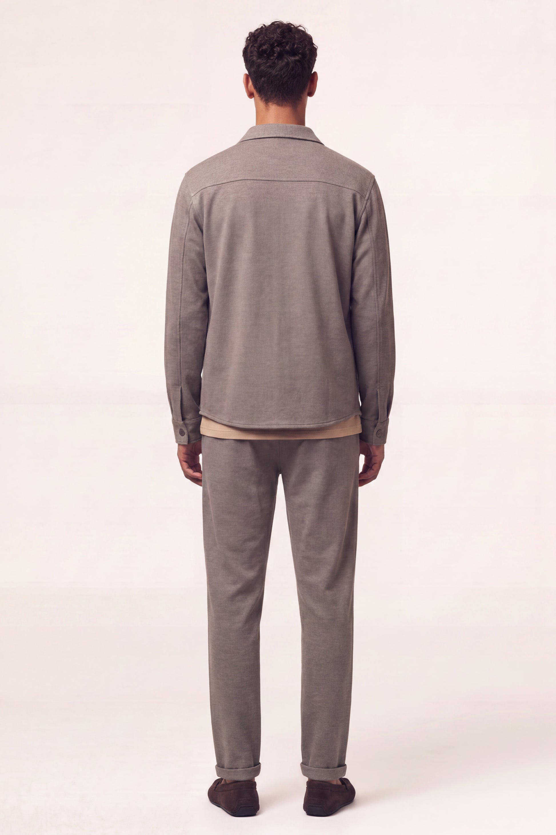 MAESON Knitted Overshirt Mocha Brown — model, achteraanzicht