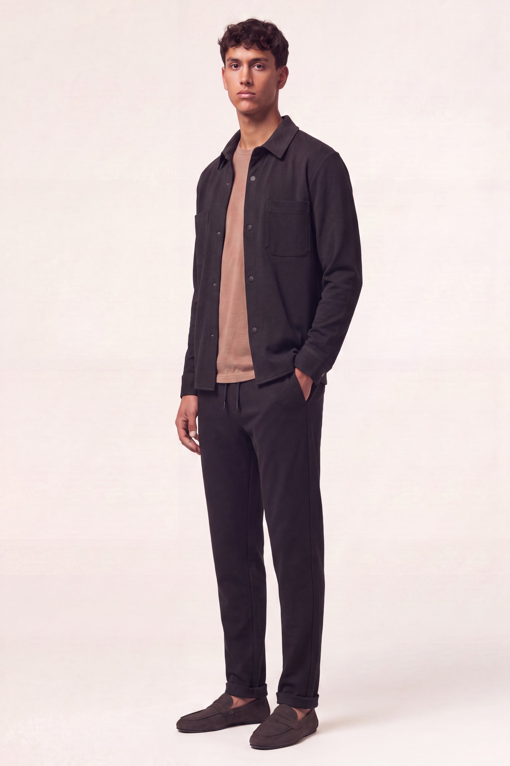 MAESON Knitted Overshirt Onyx Black — model, zijaanzicht