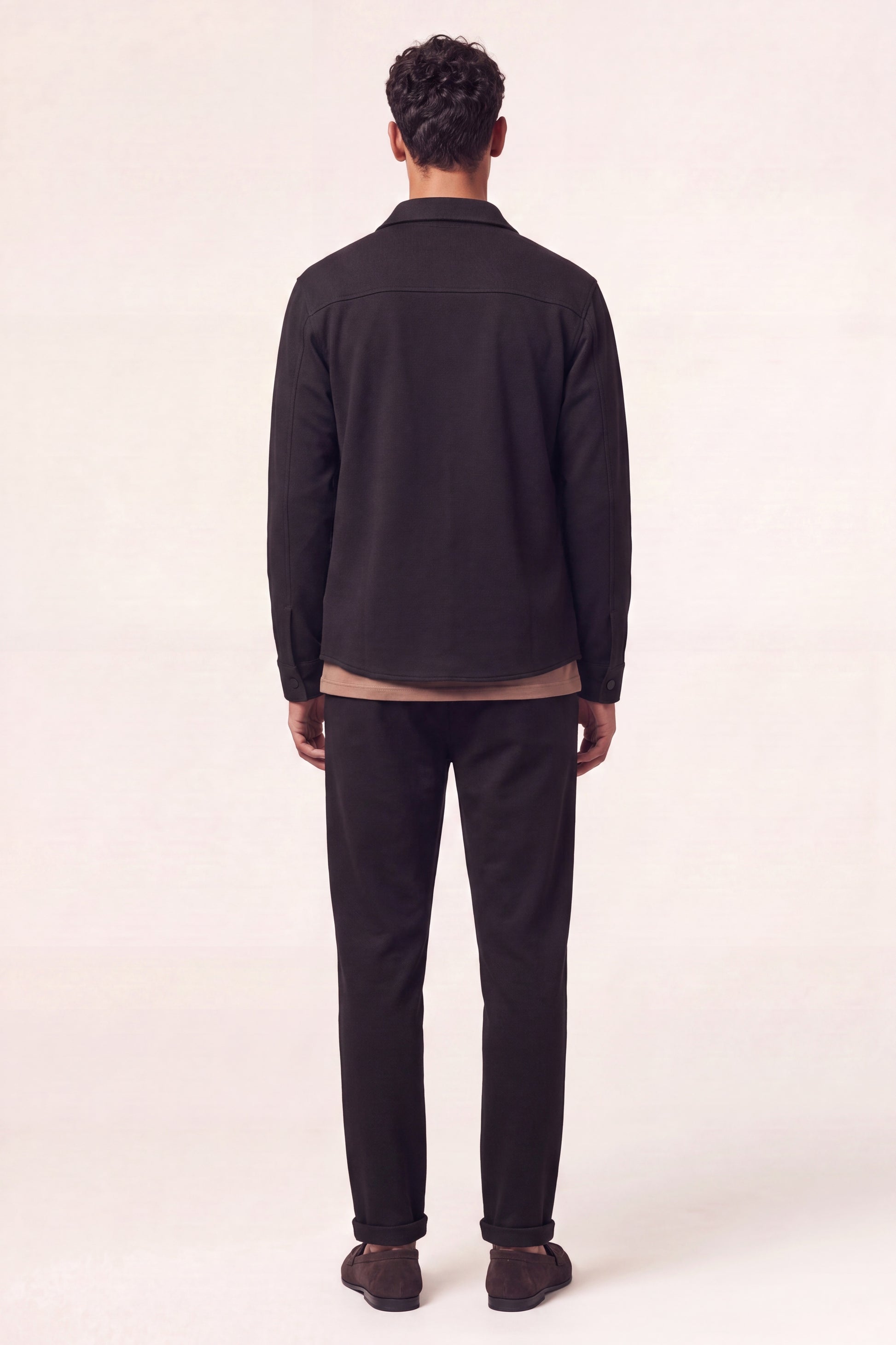 MAESON Knitted Overshirt Onyx Black — model, achteraanzicht