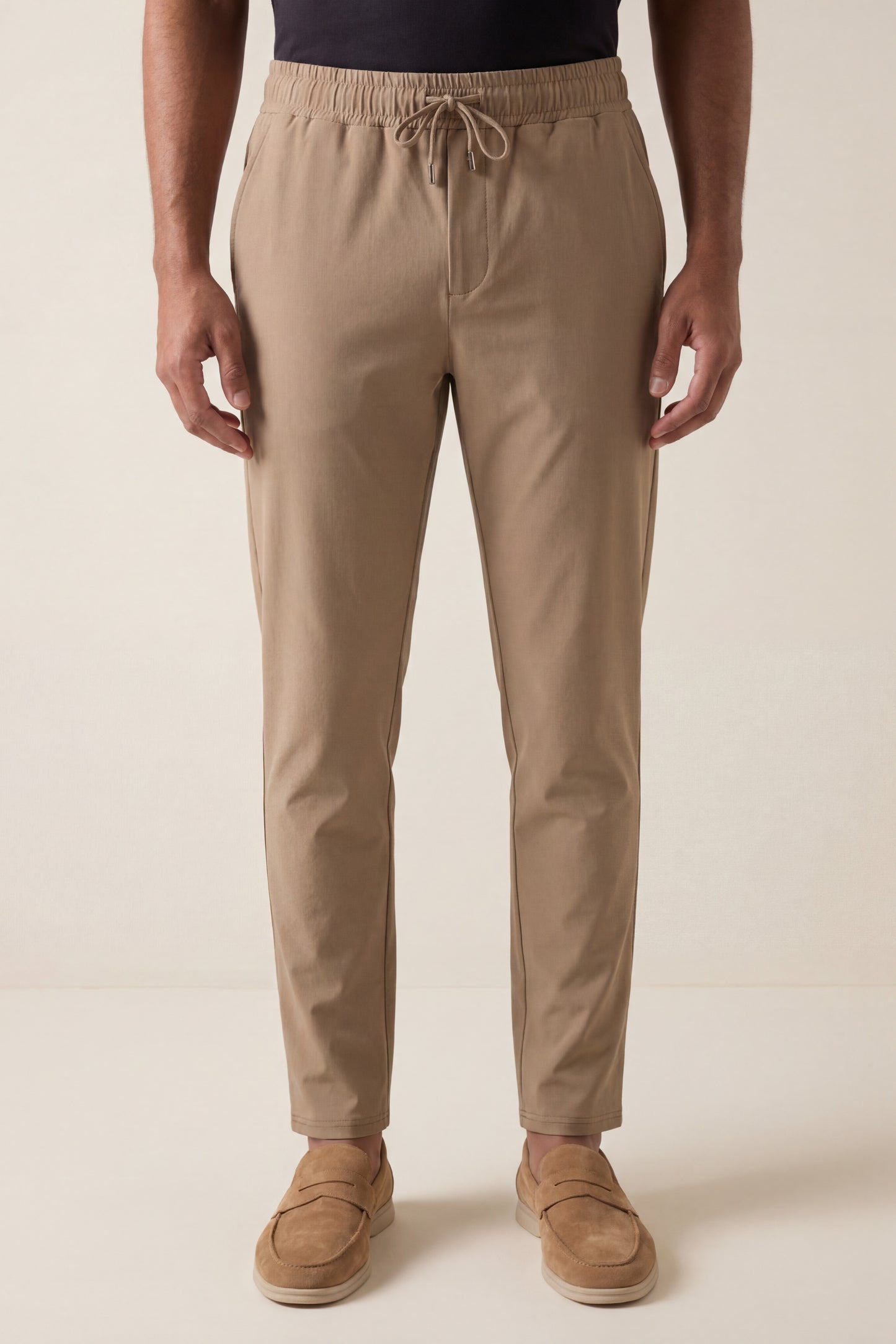 MAESON Tech Stretch Pants Bronzed Camel — model, vooraanzicht