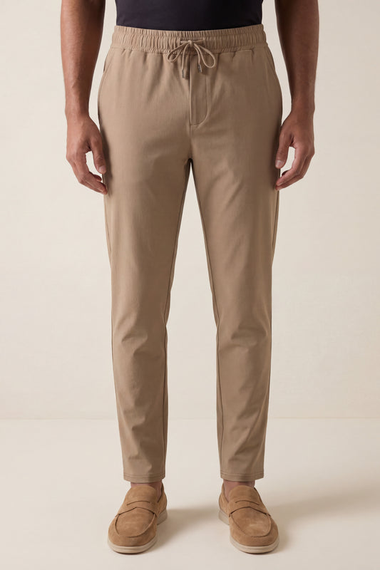 MAESON Tech Stretch Pants Bronzed Camel — model, vooraanzicht
