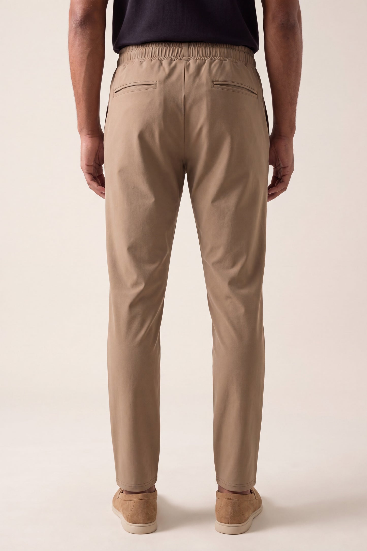 MAESON Tech Stretch Pants Bronzed Camel — model, achteraanzicht