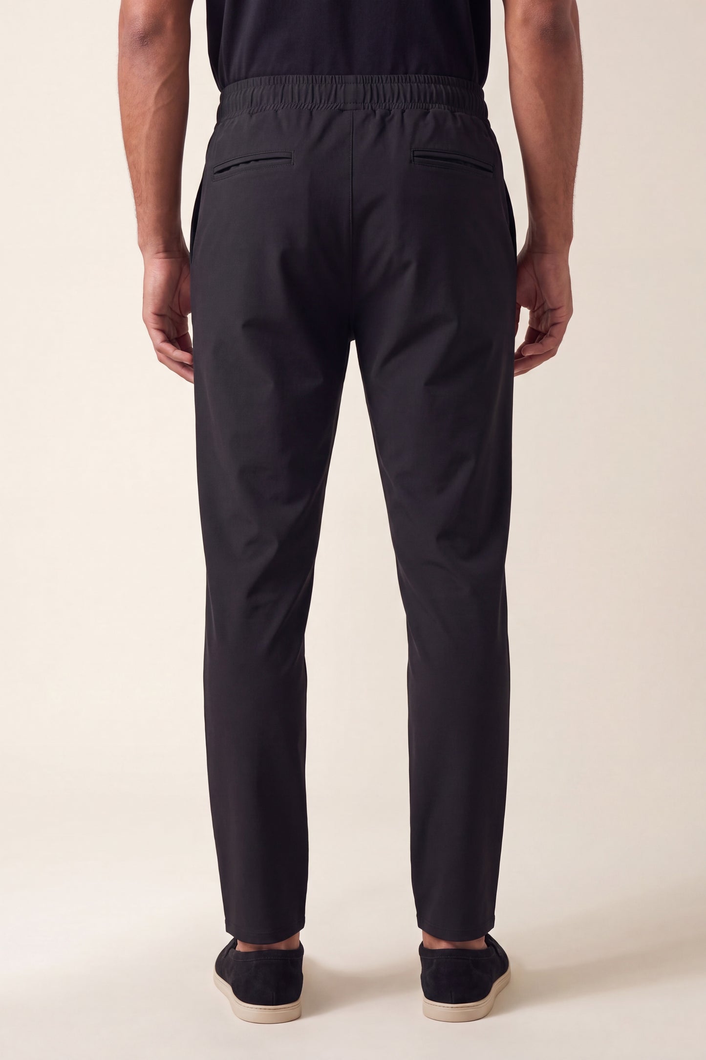 MAESON Tech Stretch Pants Midnight Black — model, achteraanzicht
