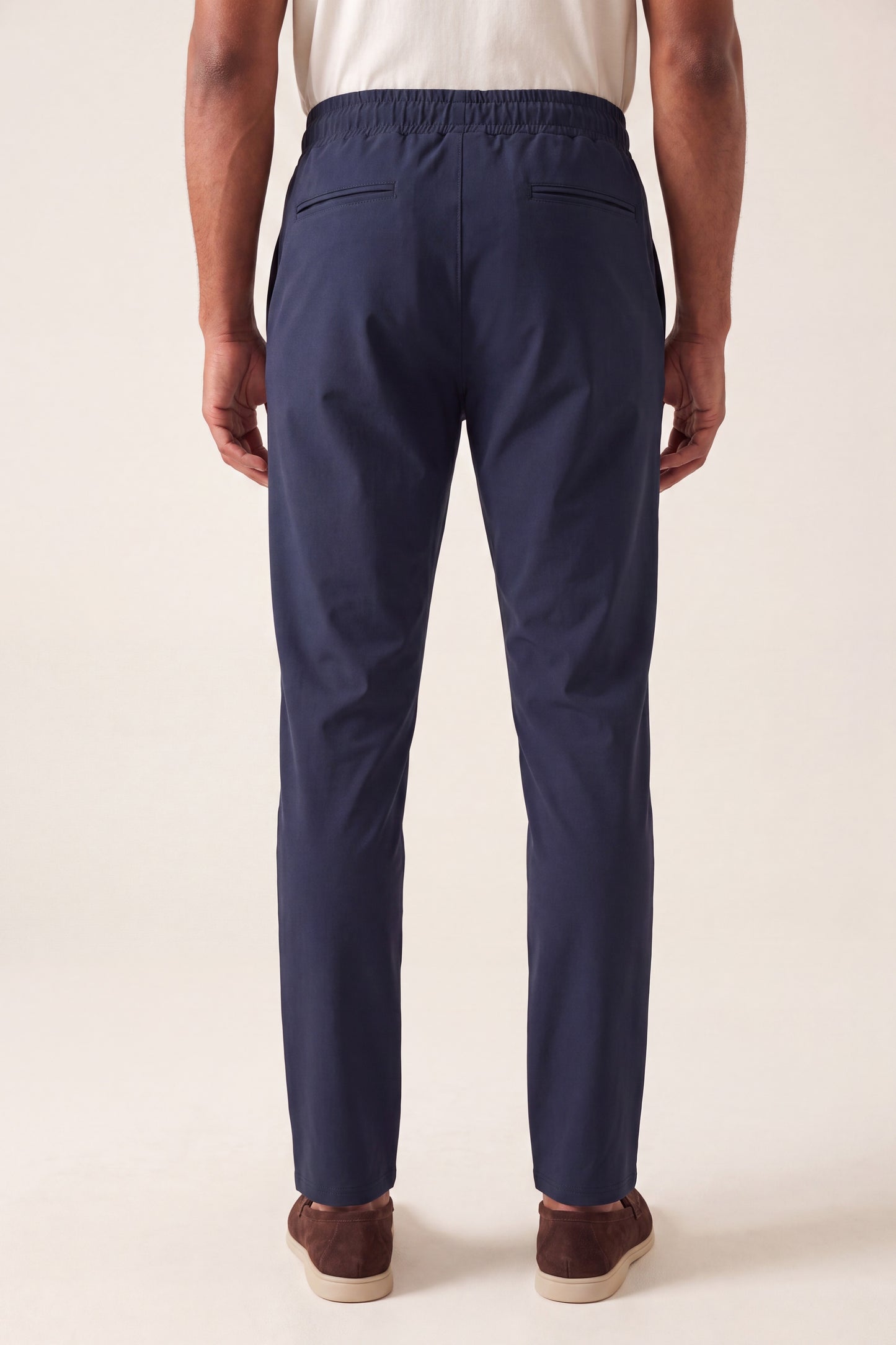 MAESON Tech Stretch Pants Royal Navy — model, vooraanzicht