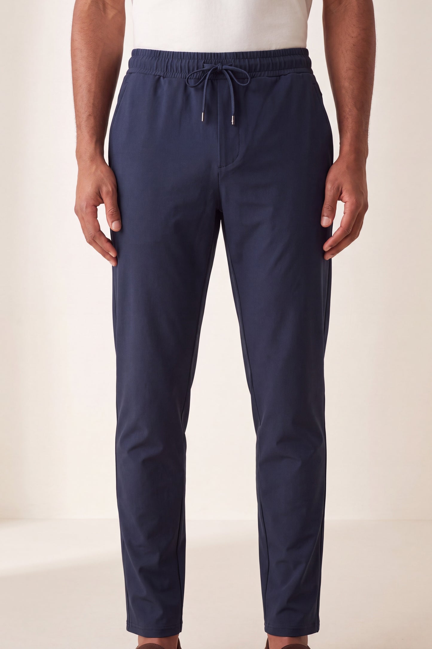 MAESON Tech Stretch Pants Royal Navy — model, achteraanzicht
