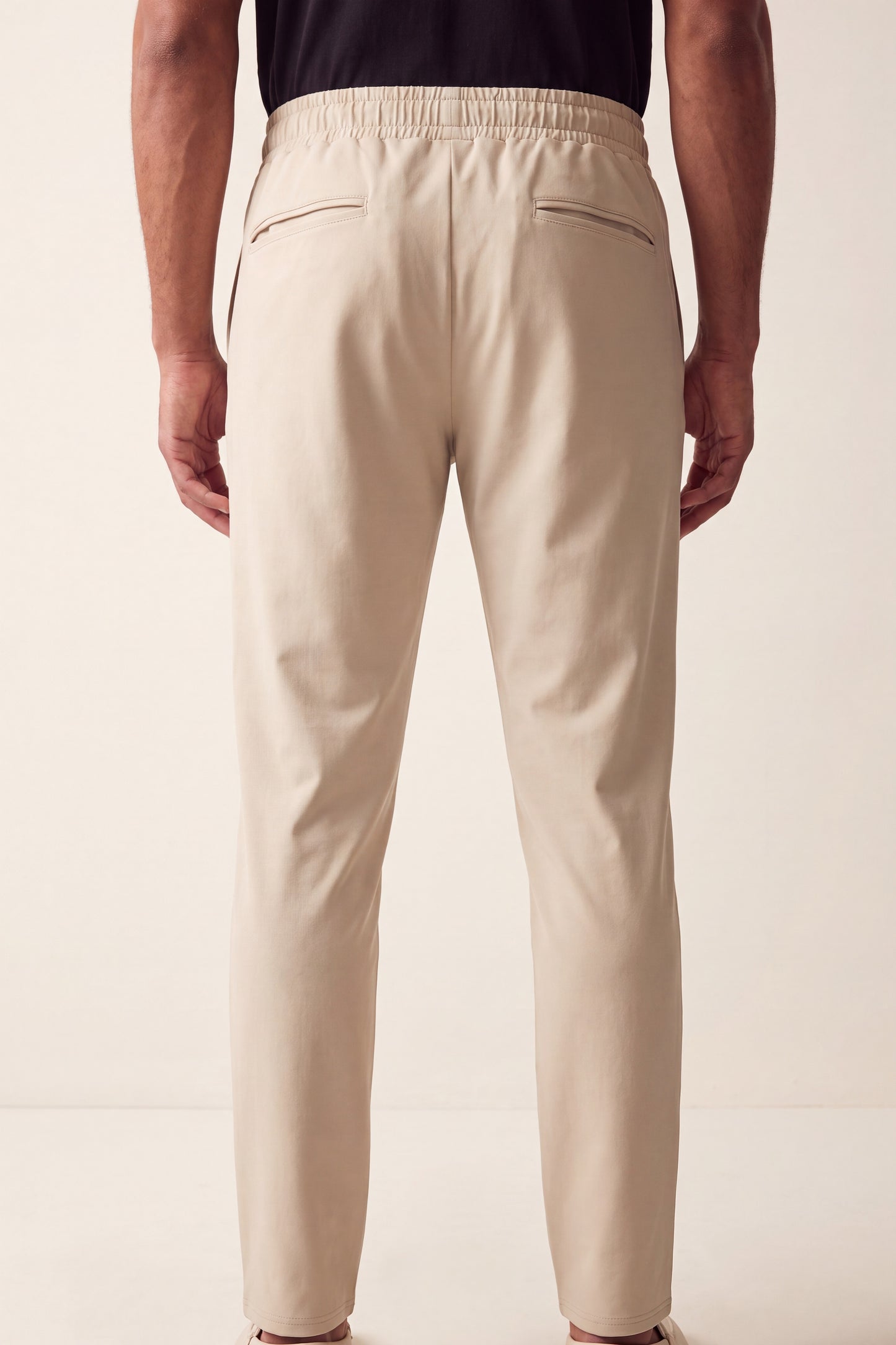 MAESON Tech Stretch Pants Silk Beige — model, achteraanzicht