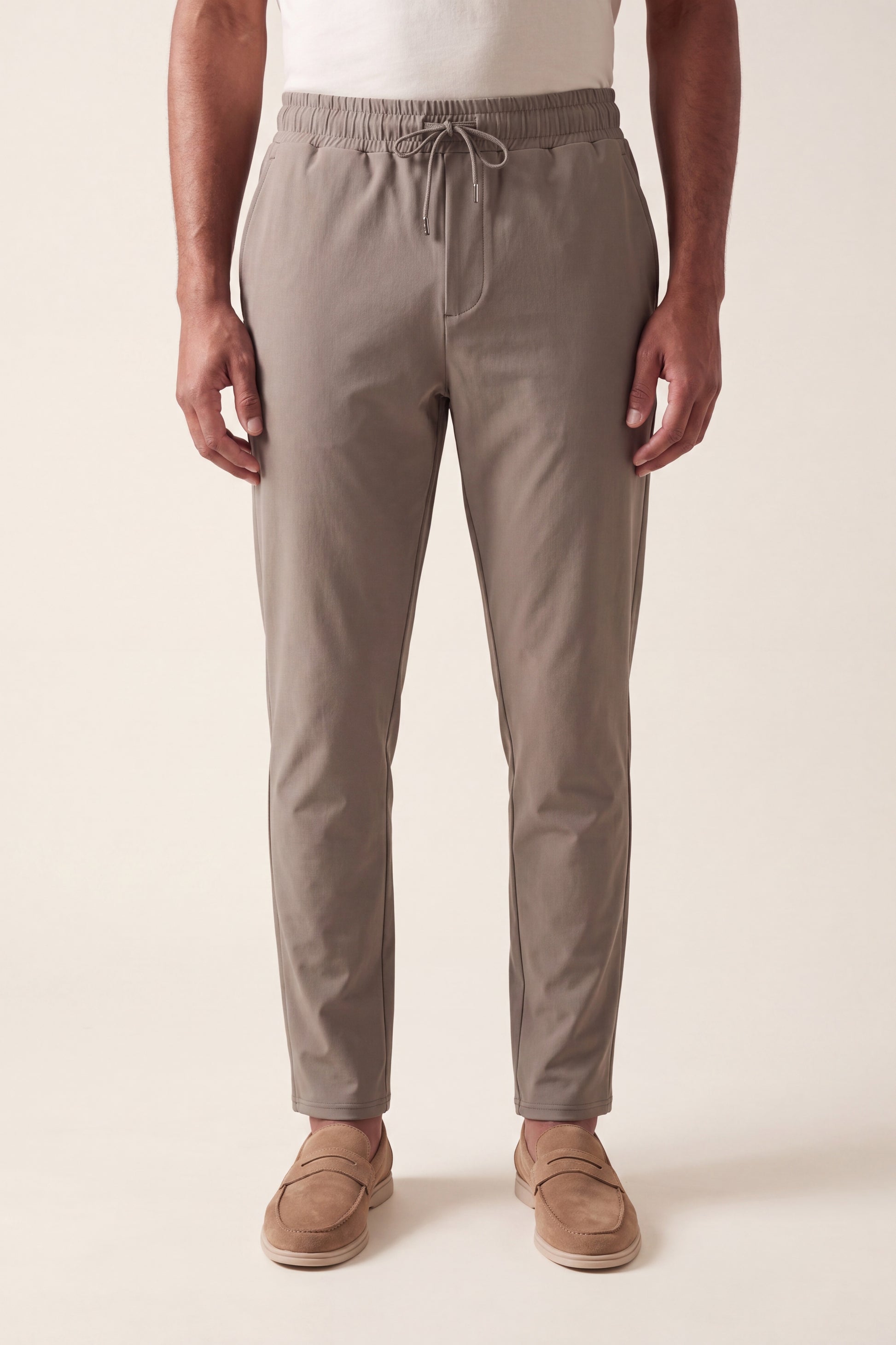 MAESON Tech Stretch Pants Soft Taupe — model, vooraanzicht