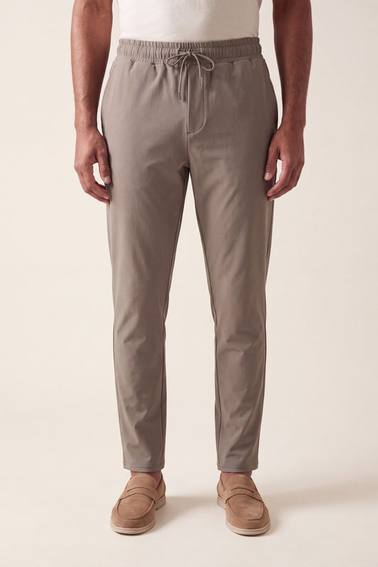 MAESON Tech Stretch Pants Soft Taupe — model, vooraanzicht