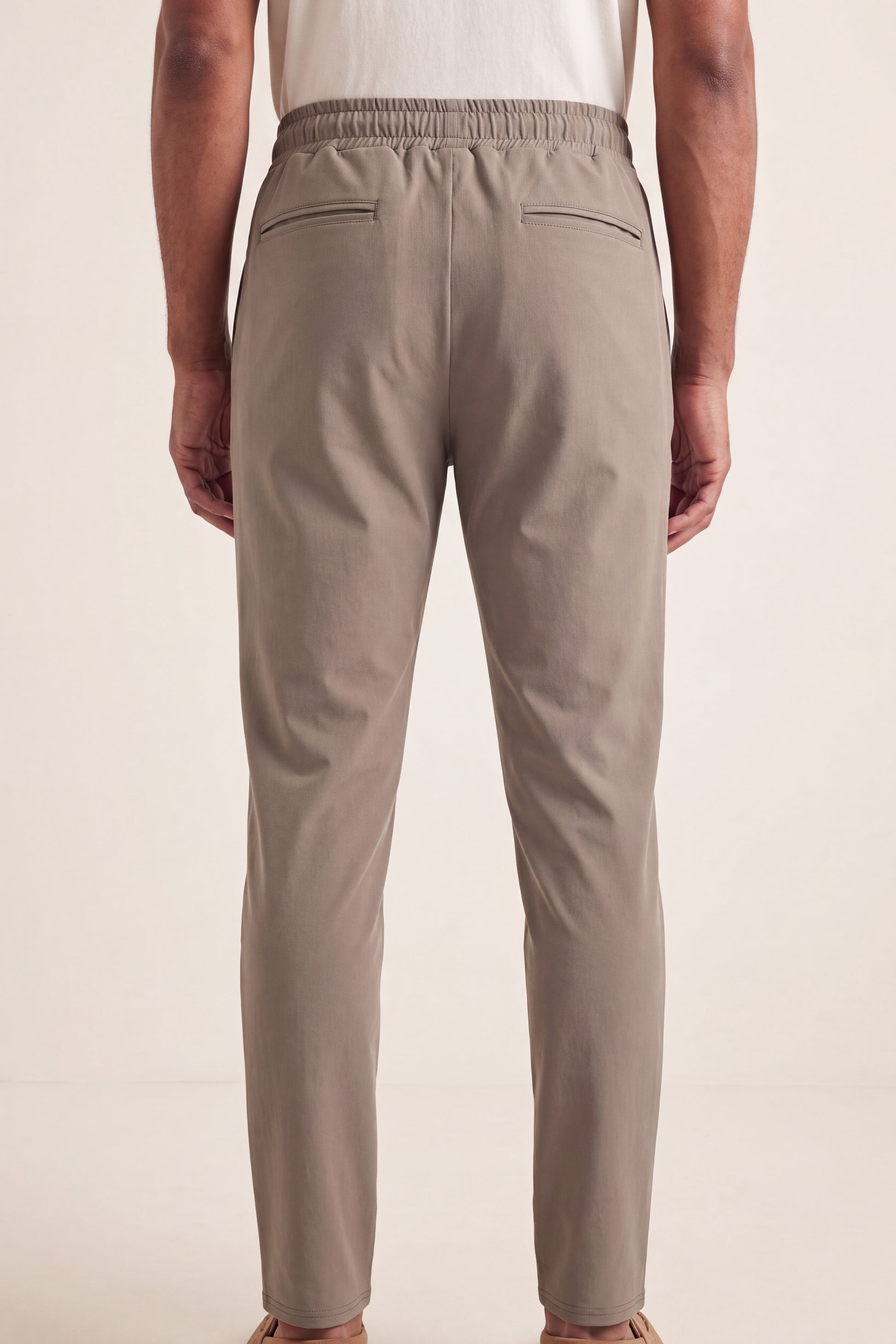 MAESON Tech Stretch Pants Soft Taupe — model, achteraanzicht