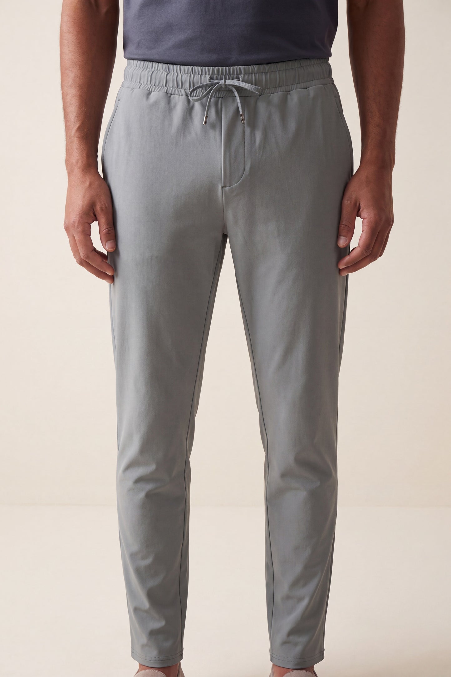MAESON Tech Stretch Pants Storm Grey — model, vooraanzicht