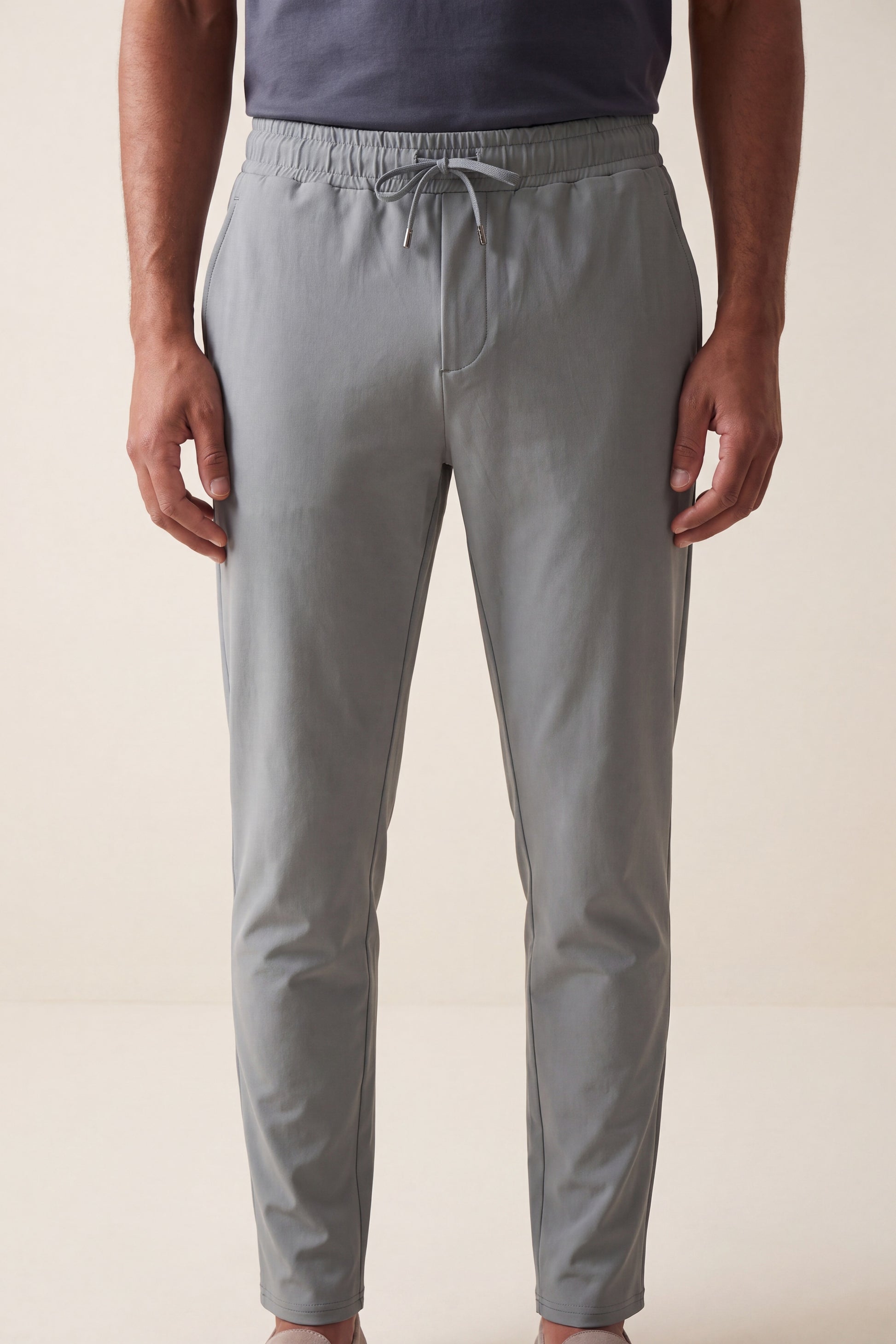 MAESON Tech Stretch Pants Storm Grey — model, vooraanzicht