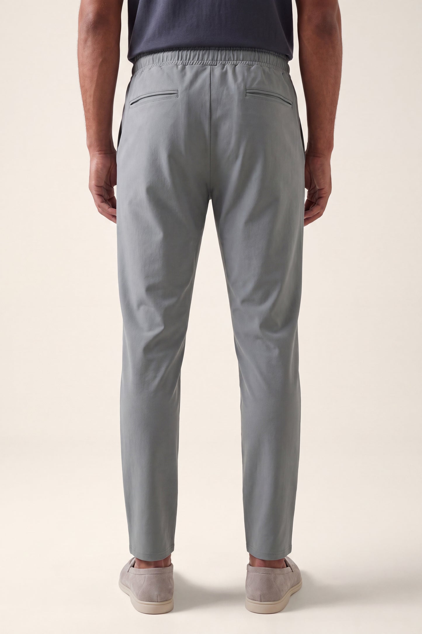 MAESON Tech Stretch Pants Storm Grey — model, achteraanzicht